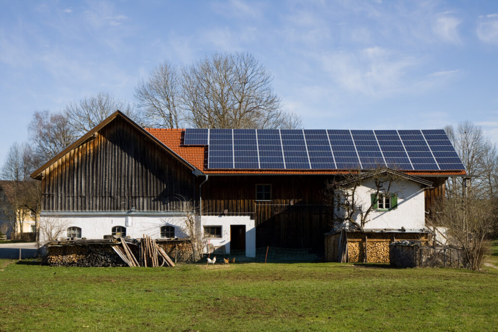 Landwirtschaftlicher Betrieb mit einer PV-Anlage in Rosenheim an einem Sommertag